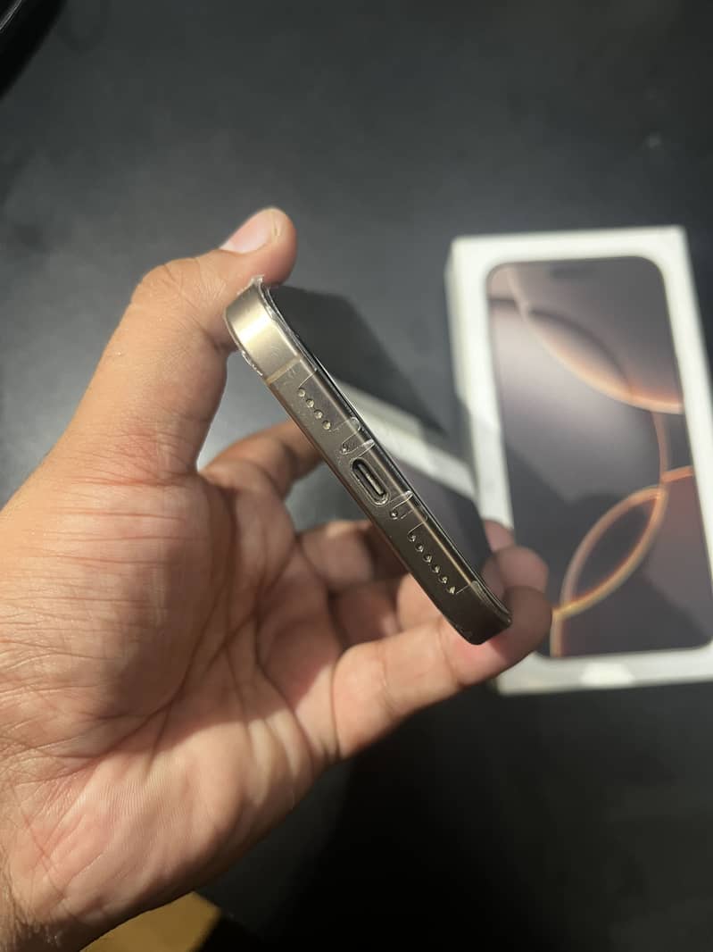 Apple iPhone 16 Pro Max 4