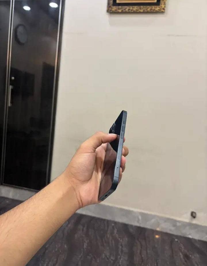 Apple iPhone 13 2