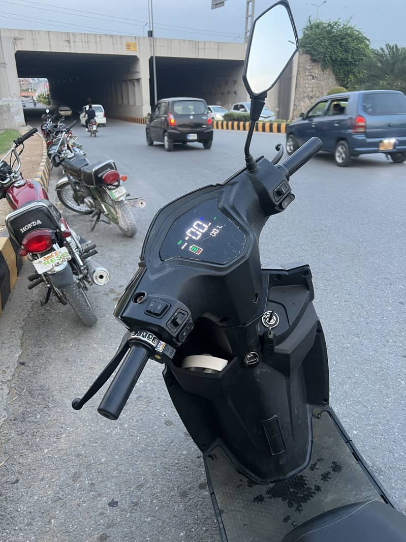 Saige Scooty E90 1