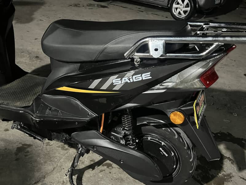 Saige Scooty E90 10