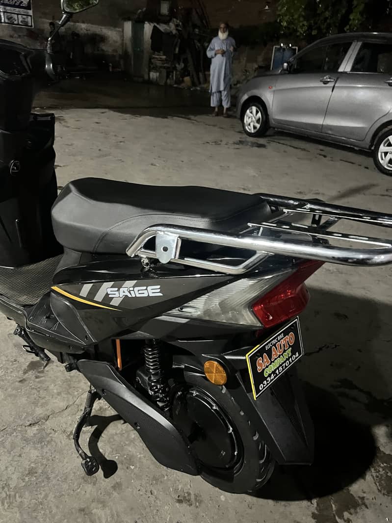 Saige Scooty E90 12