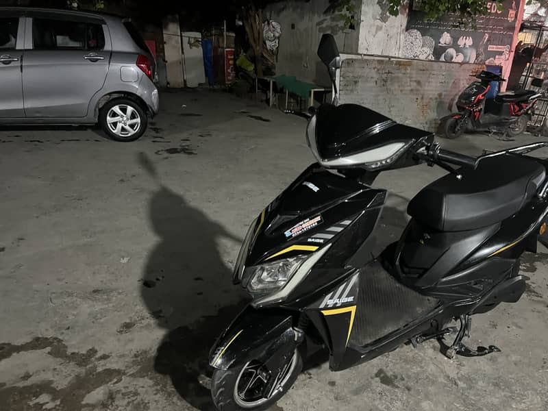 Saige Scooty E90 14