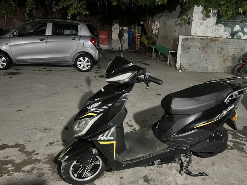 Saige Scooty E90 15