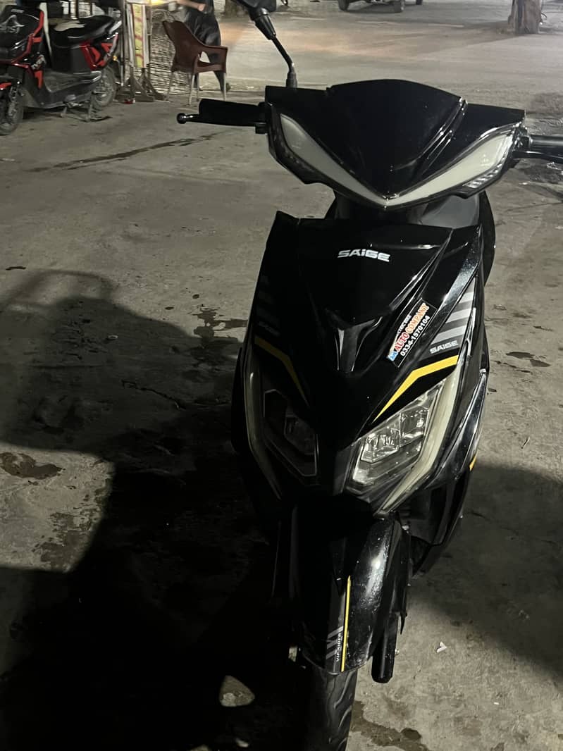Saige Scooty E90 17