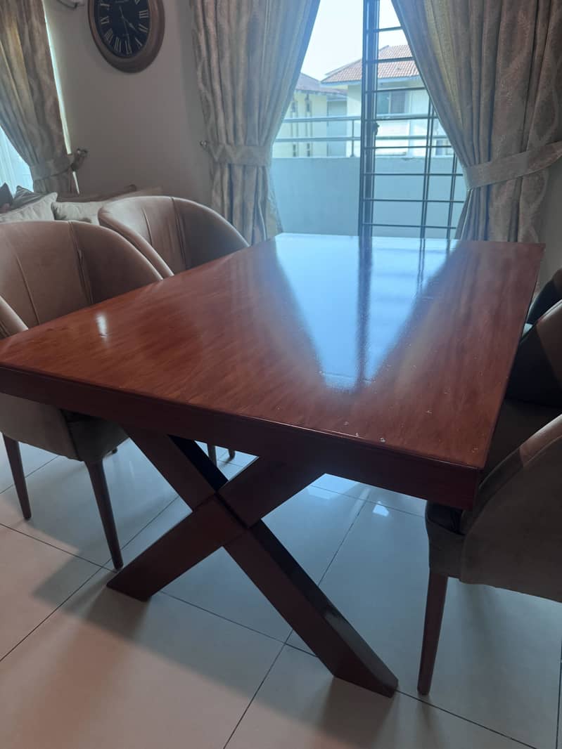 Dining Table with 4 chairs 0