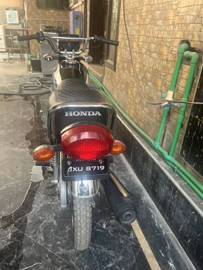 I sale my Honda 125 look like a new  03288323120