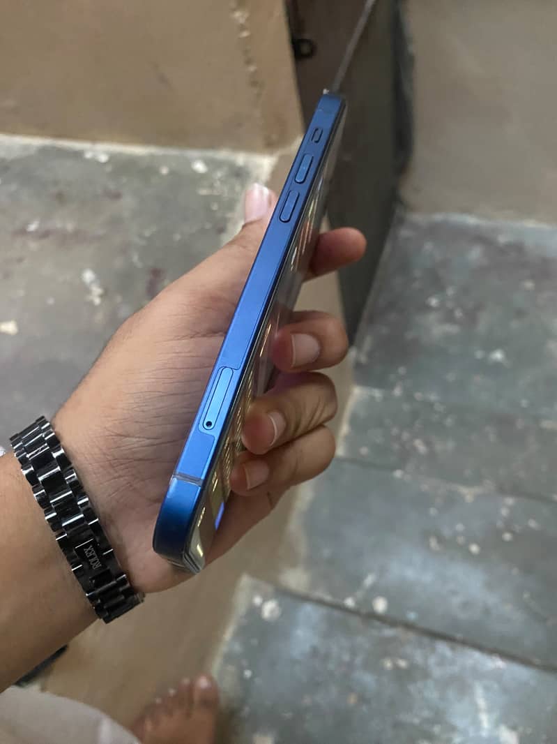 Apple iPhone 12 4
