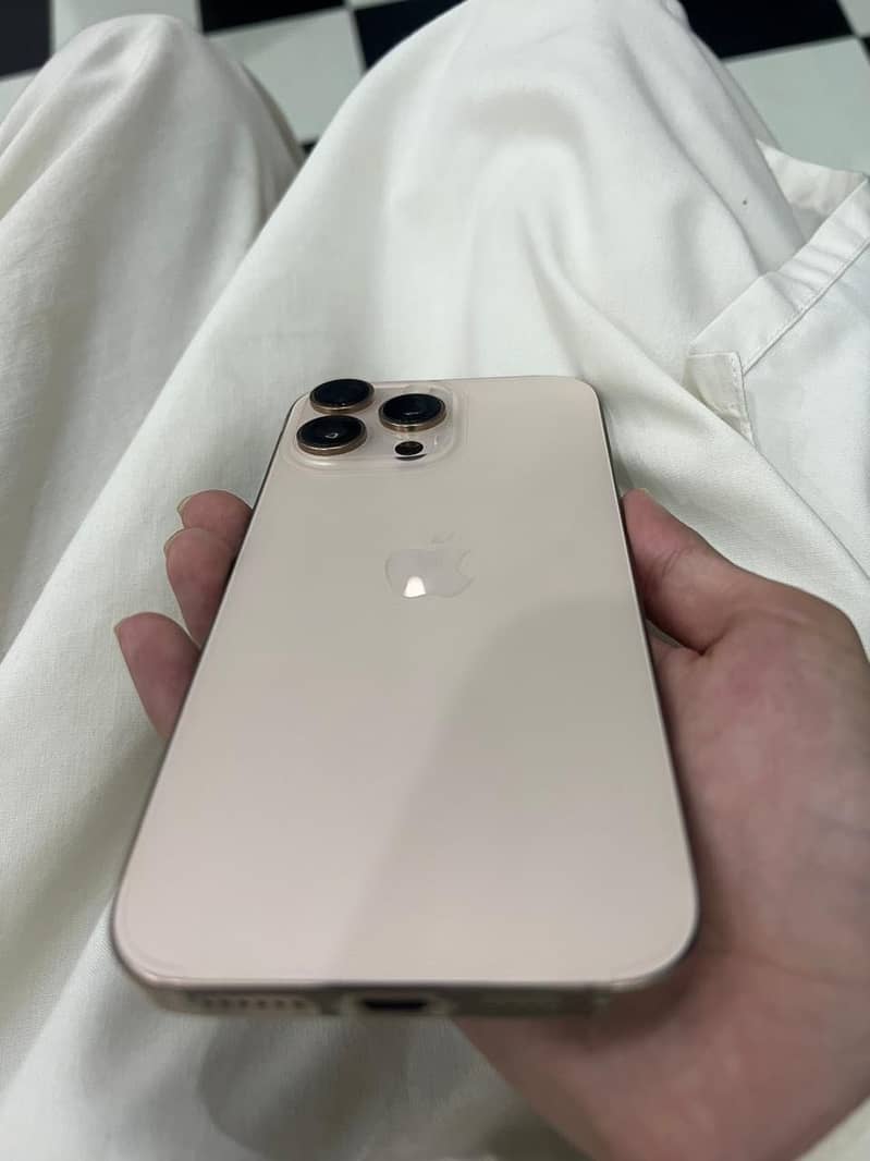 Apple iPhone 16 Pro Max 0