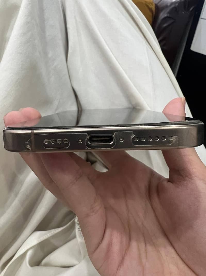 Apple iPhone 16 Pro Max 4