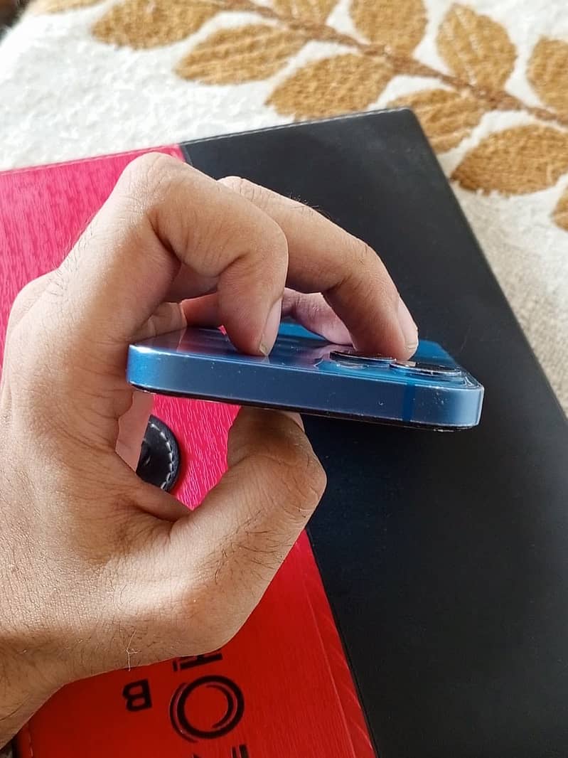 Apple iPhone 13 5