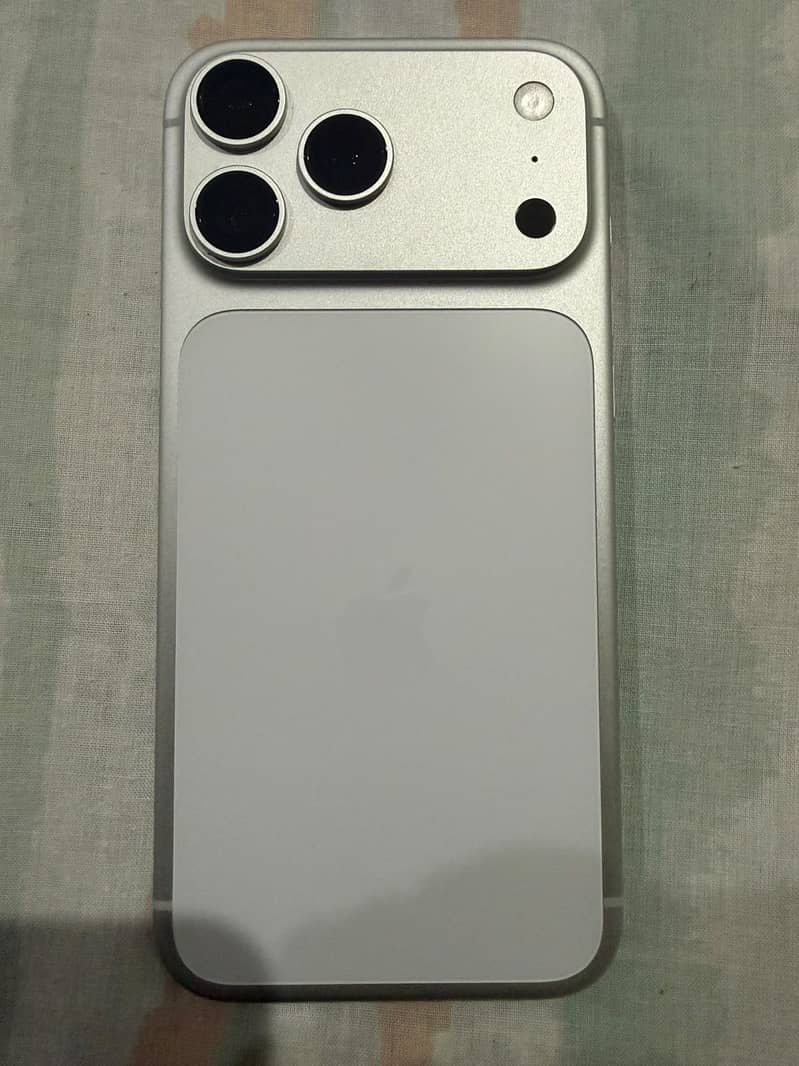 Apple iPhone 17 Pro Max 1