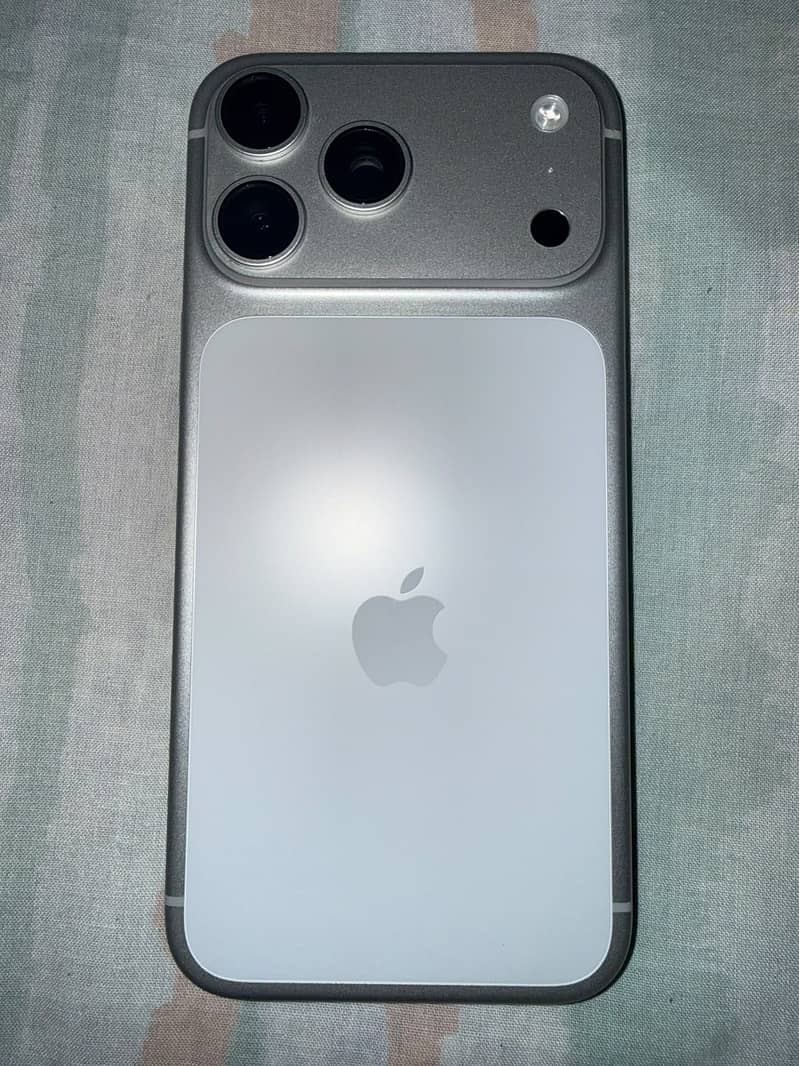 Apple iPhone 17 Pro Max 4