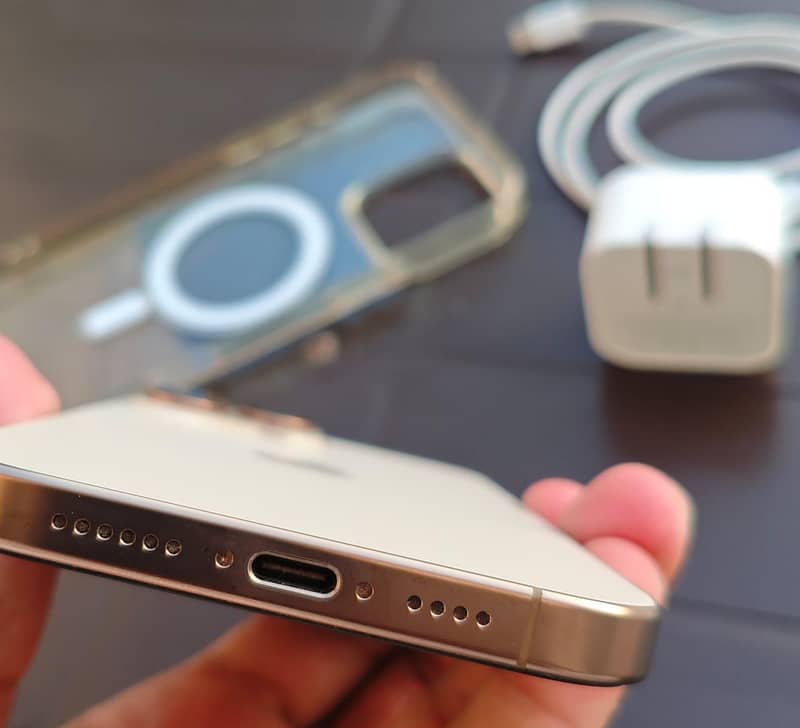 Apple iPhone 16 Pro Max 4