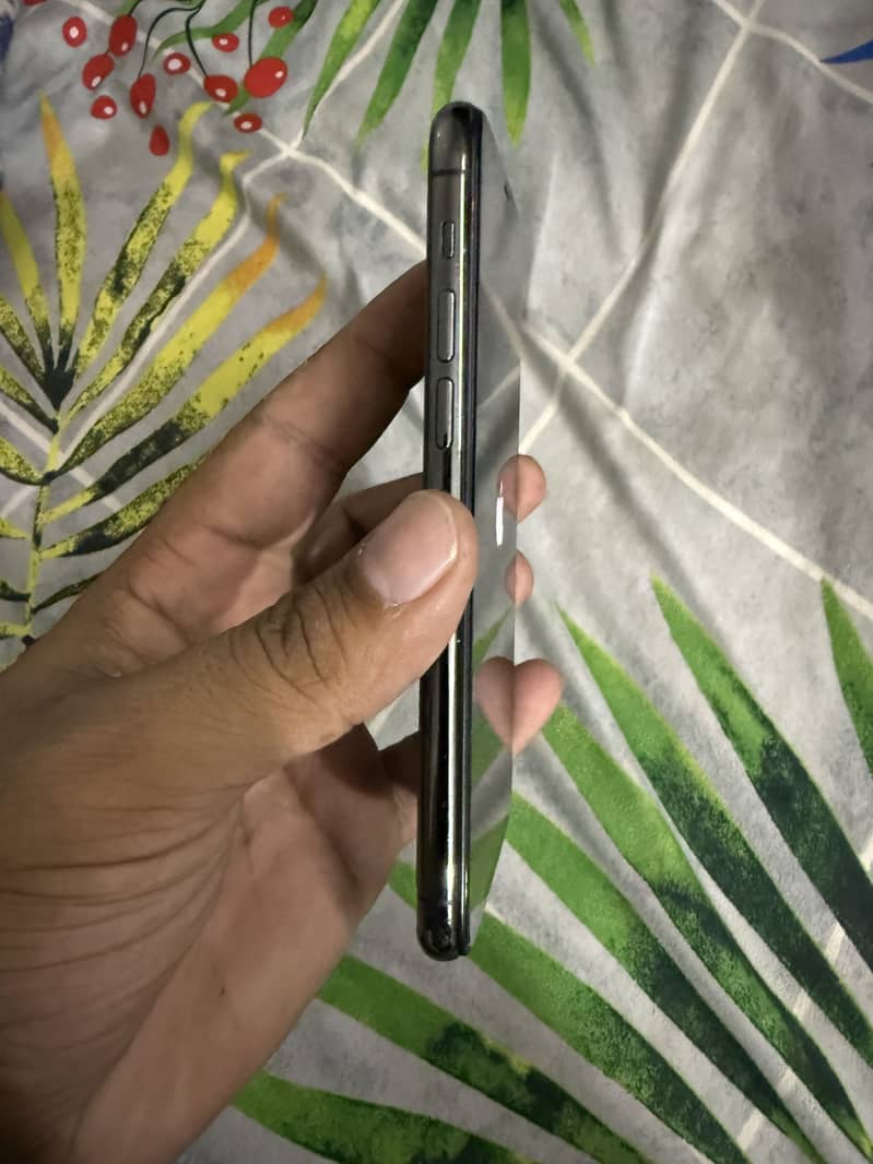 Apple iPhone 11 Pro 4