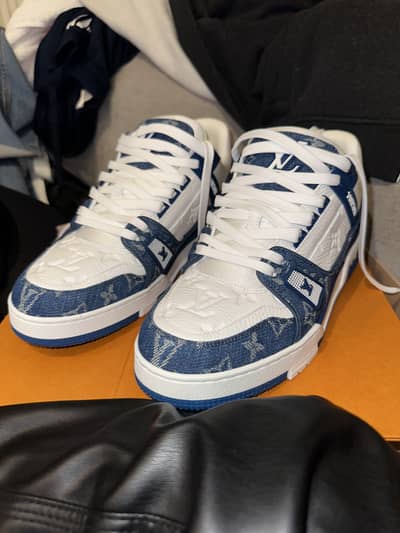 LOUIS VUITTON ORIGINAL SNEAKERS . DENIM BLUE - WHITE COLOUR .