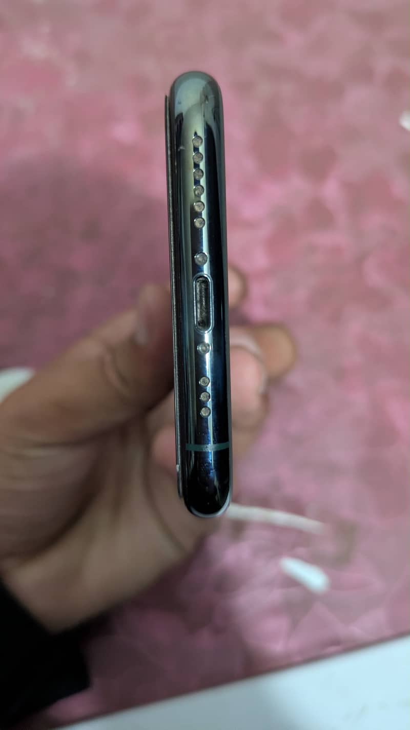 Apple iPhone 11 Pro 4