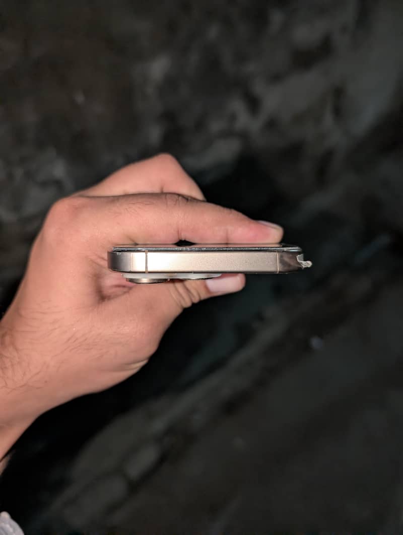 Apple iPhone 16 Pro 2