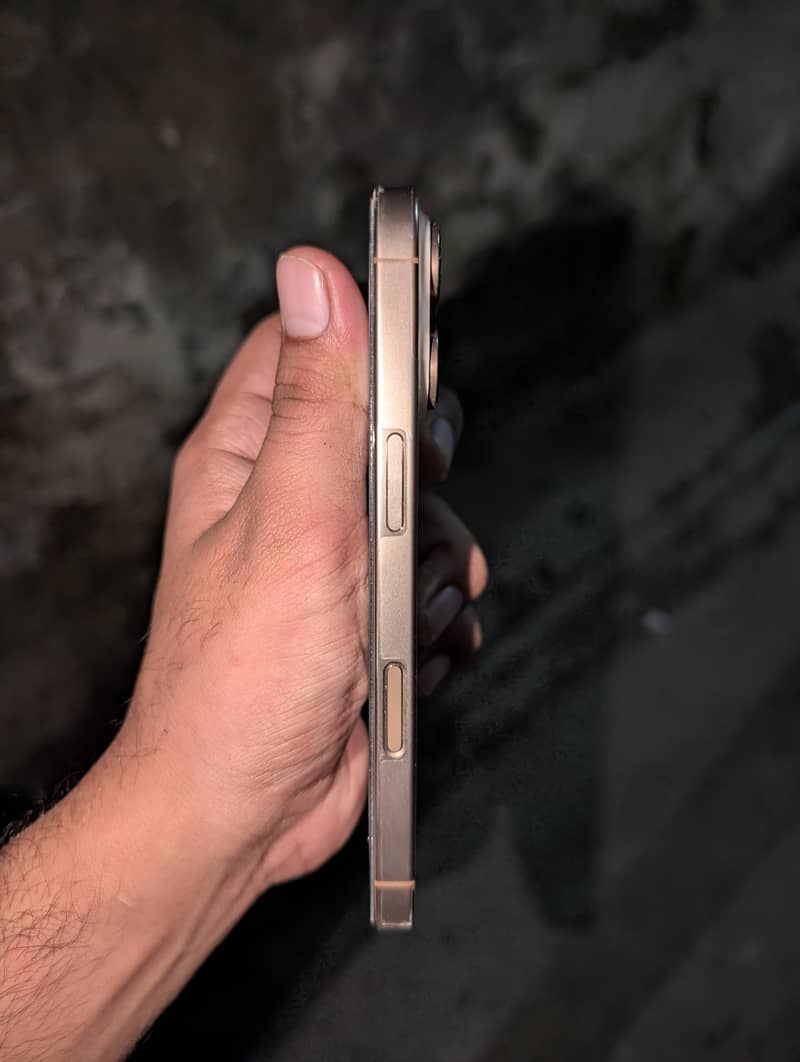 Apple iPhone 16 Pro 3