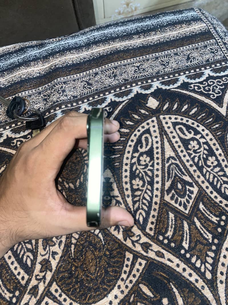 Apple iPhone 13 4