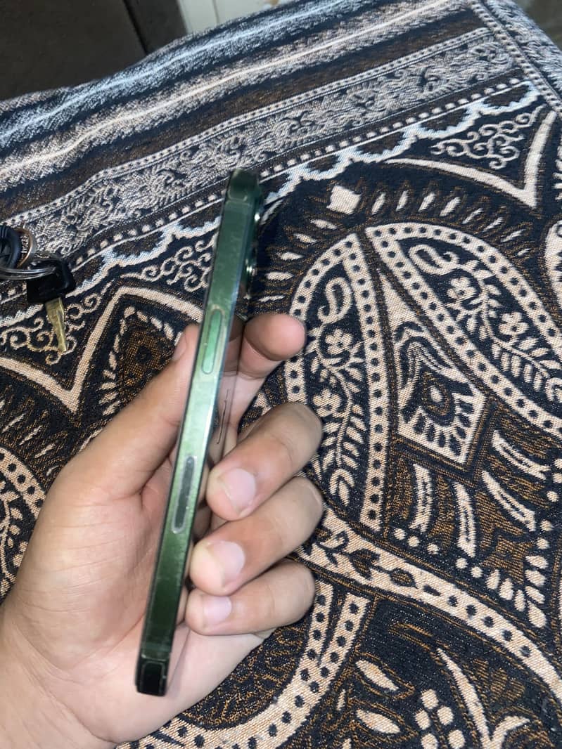 Apple iPhone 13 5
