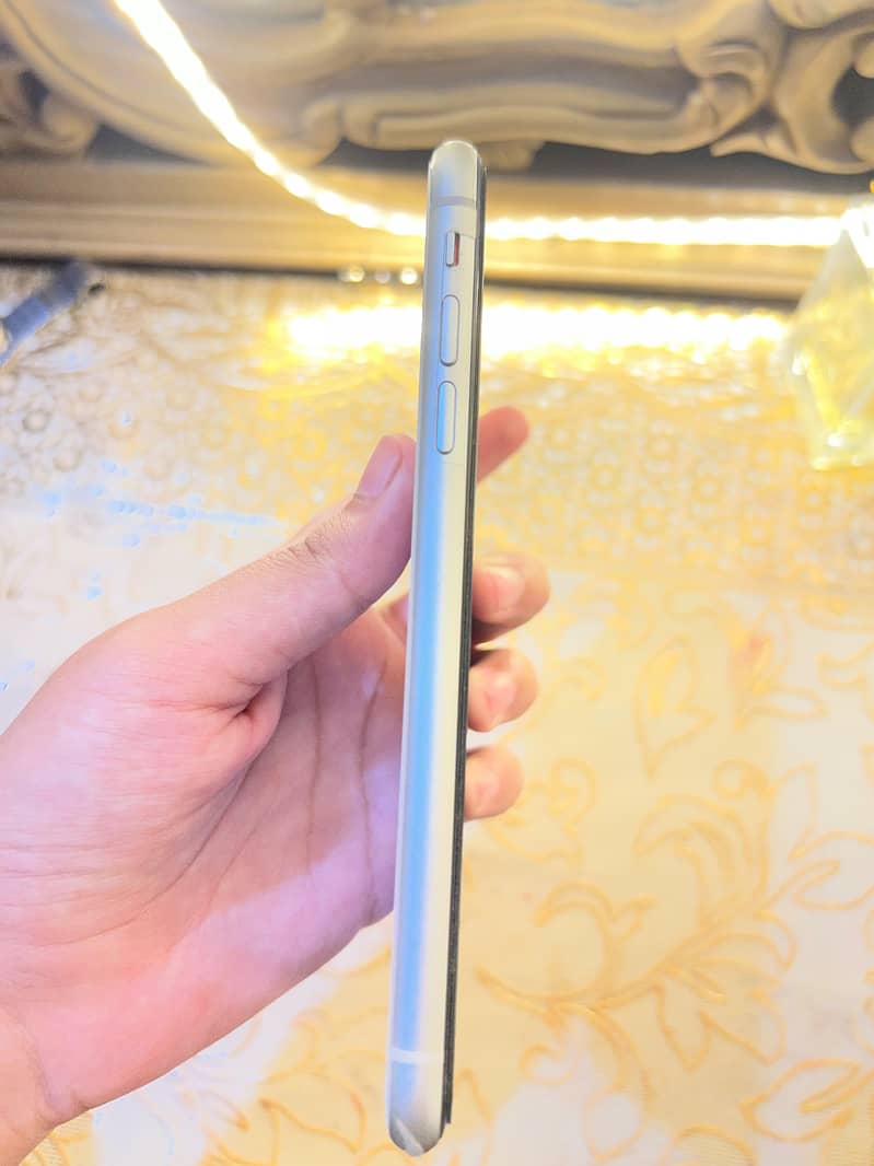 Apple iPhone 11 3