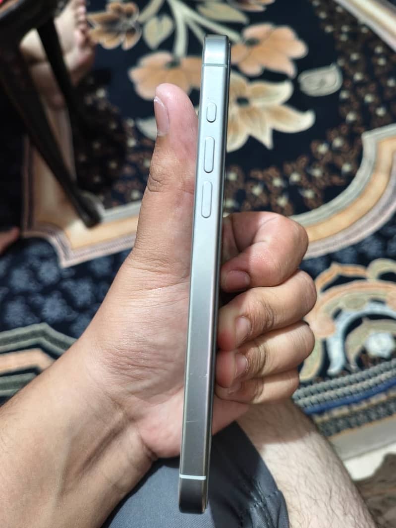 Apple iPhone 15 Pro Max 4