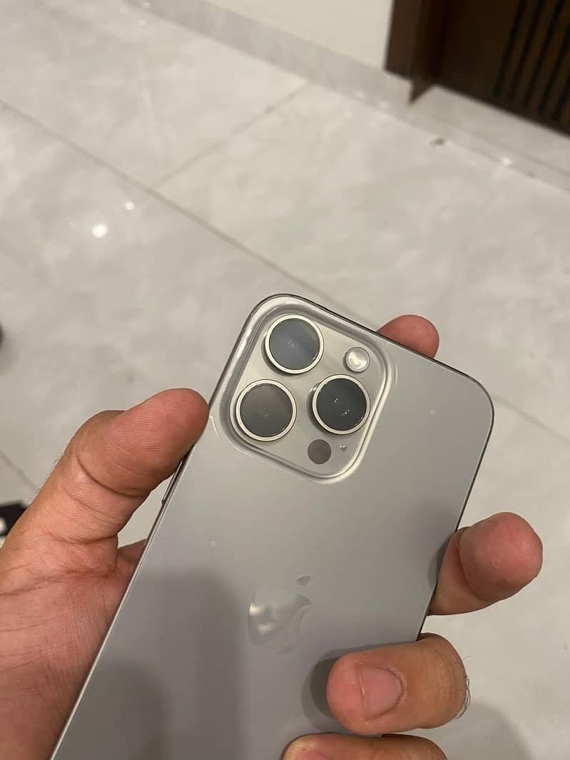 Apple iPhone 15 Pro Max 4