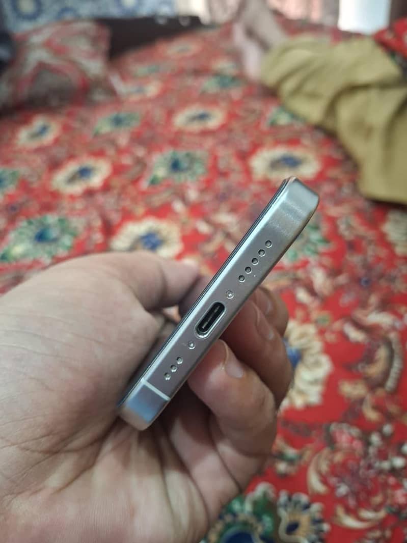 Apple iPhone 15 Pro 3