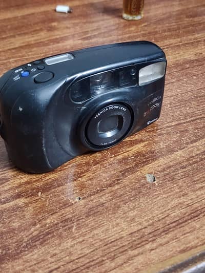 antiqu yashica reel camera not on condition is little rough