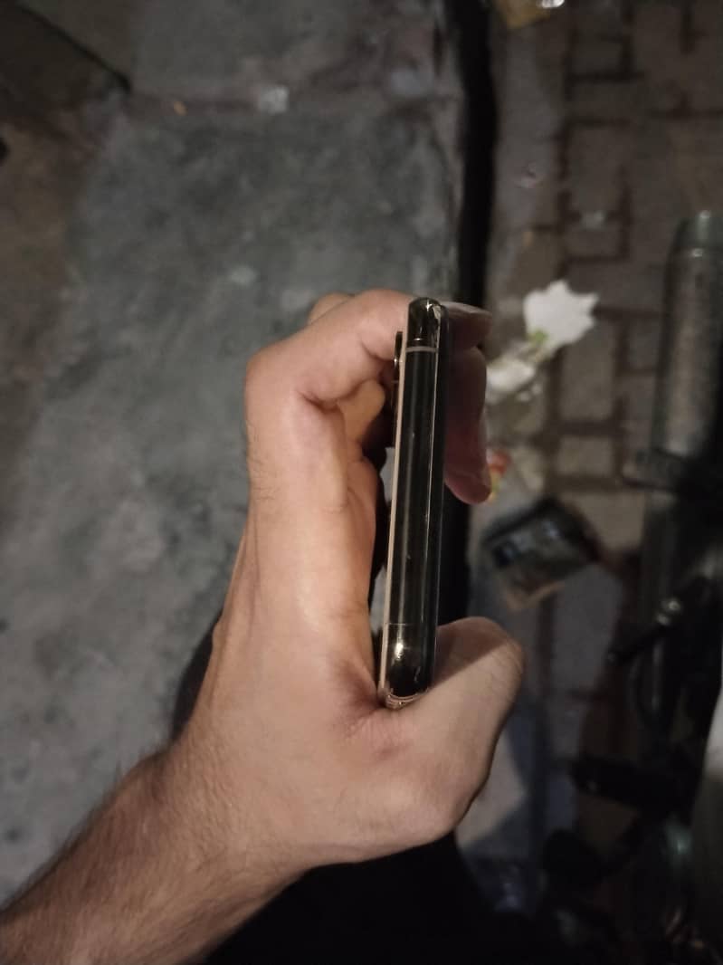 Apple iPhone XS Max 4
