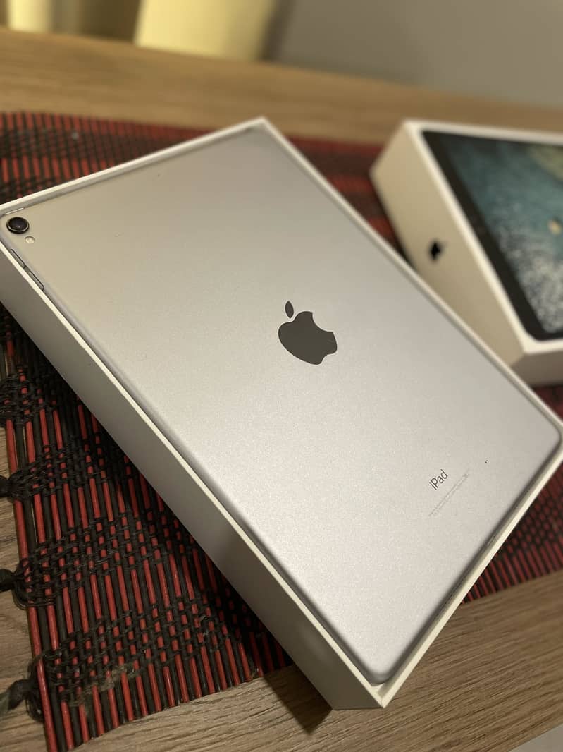 iPad Pro 10.5  (256 Gb) read description 0