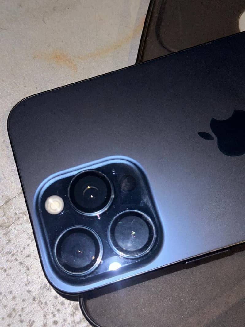 Apple iPhone 15 Pro Max 2
