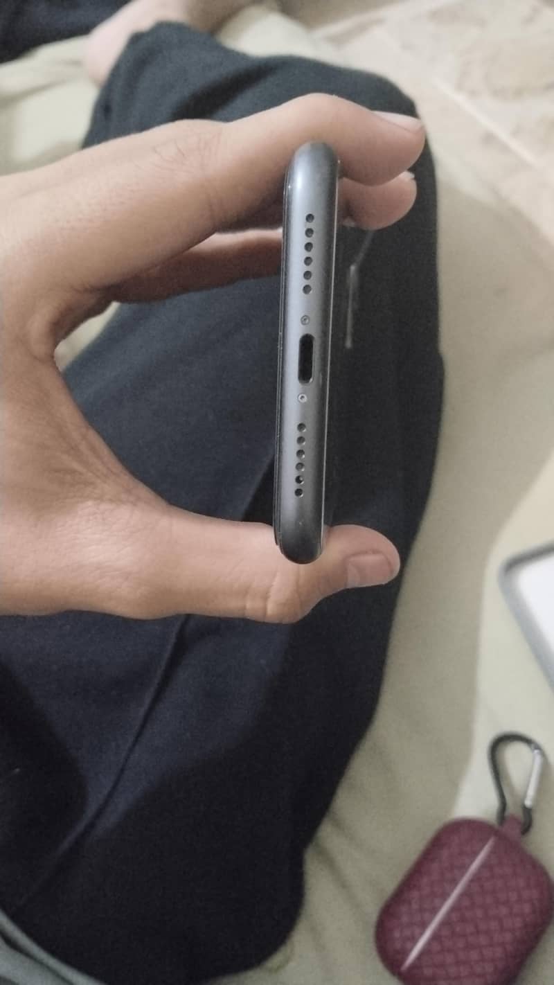 Apple iPhone 11 4