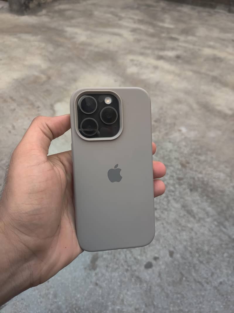 iPhone 15 Pro  — Black Titanium 3