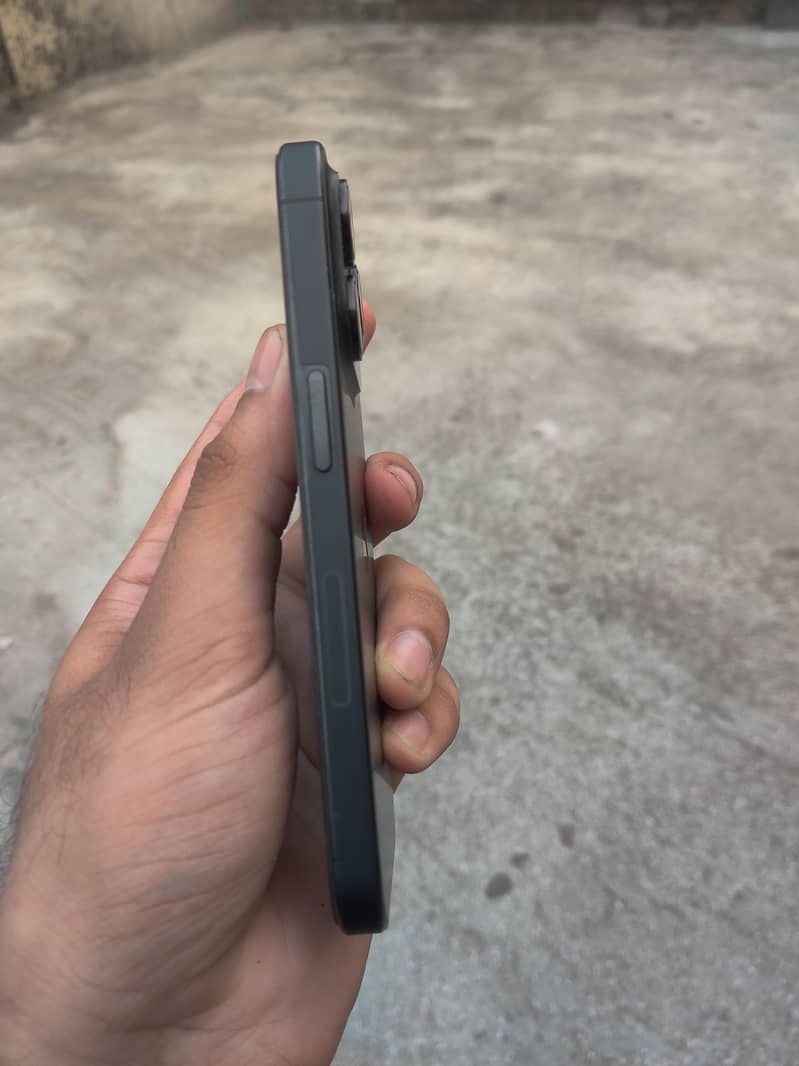 iPhone 15 Pro  — Black Titanium 6