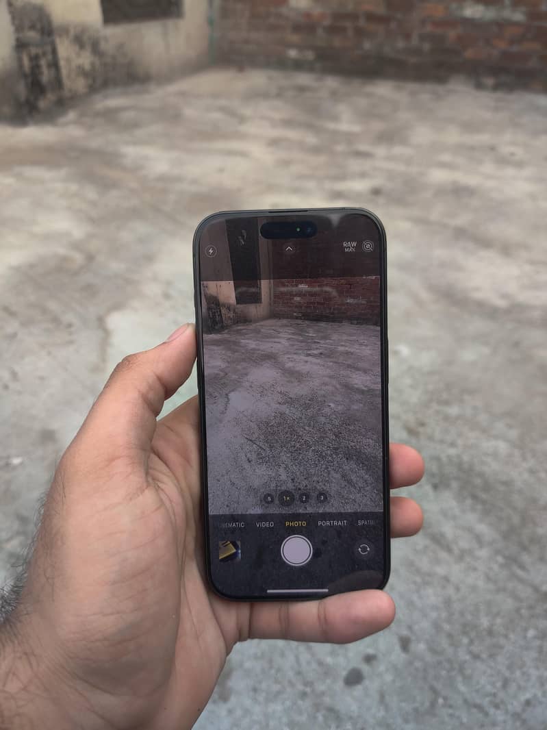 iPhone 15 Pro  — Black Titanium 8