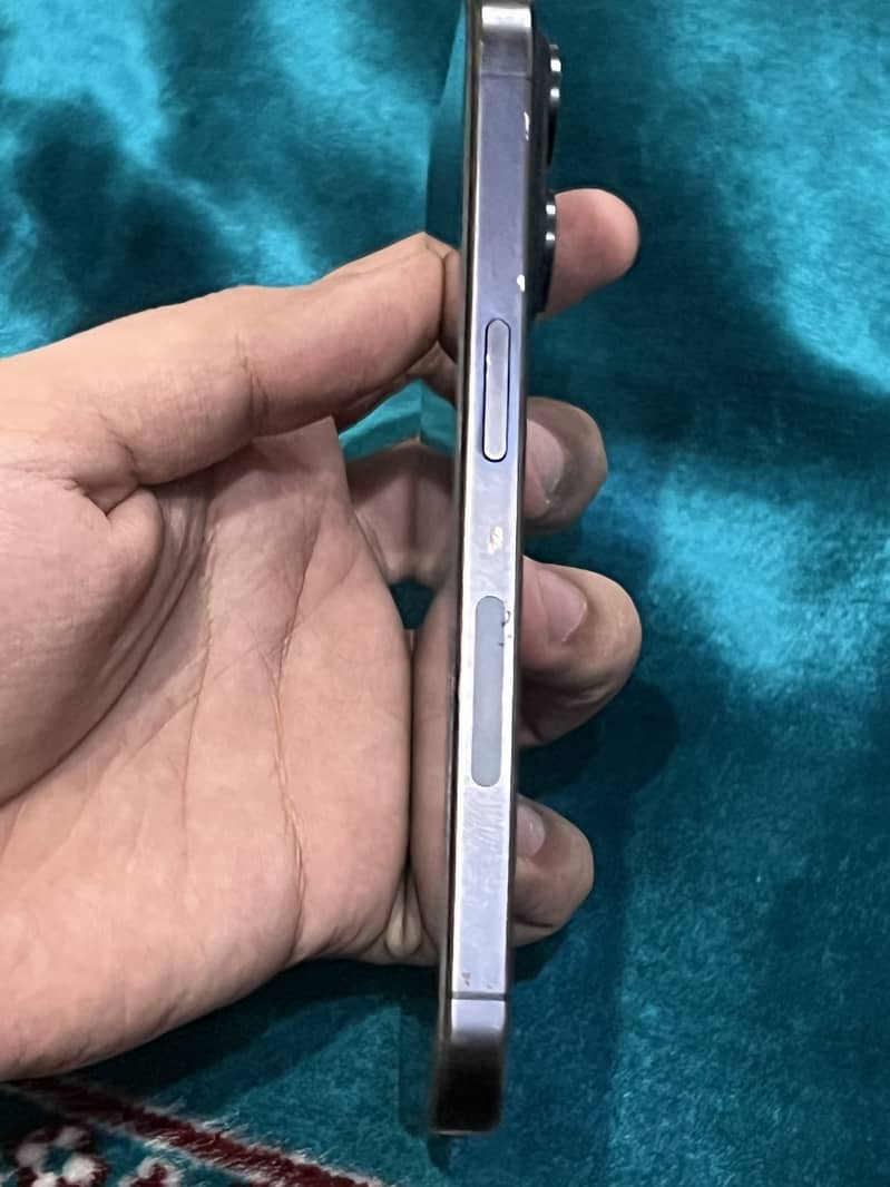 Apple iPhone 15 Pro 4