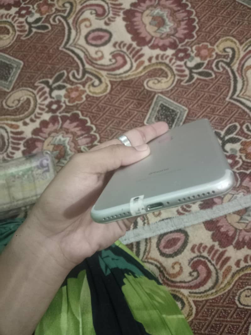 Apple iPhone 7 Plus 2