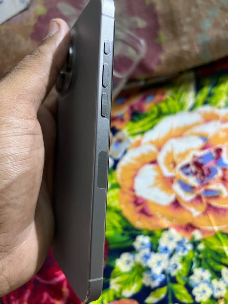 Apple iPhone 15 Pro max 4