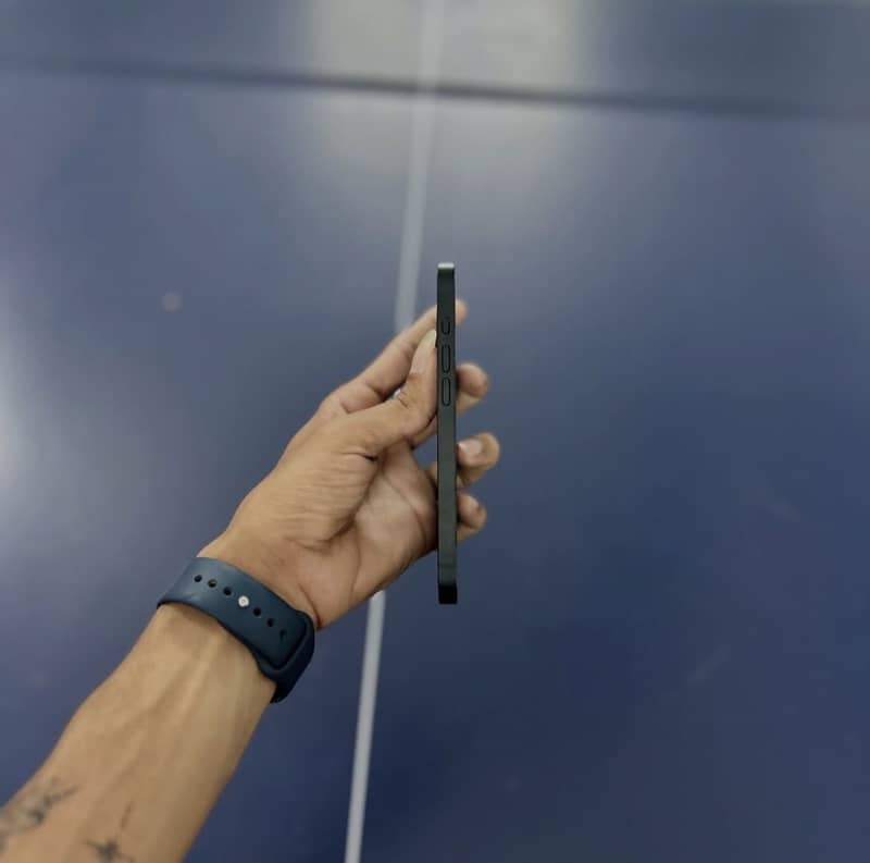 Apple iPhone 16e 2