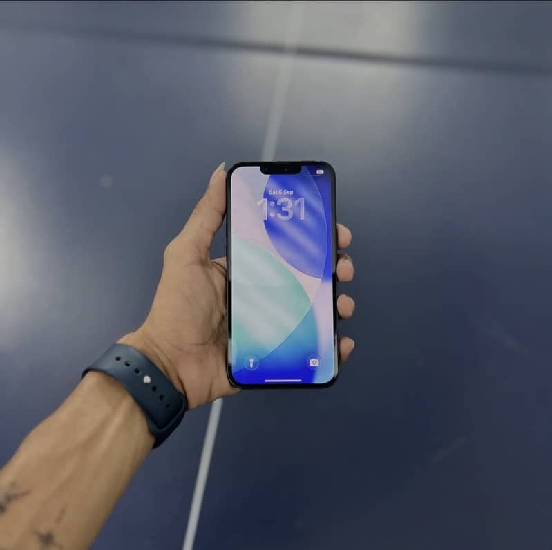 Apple iPhone 16e 3