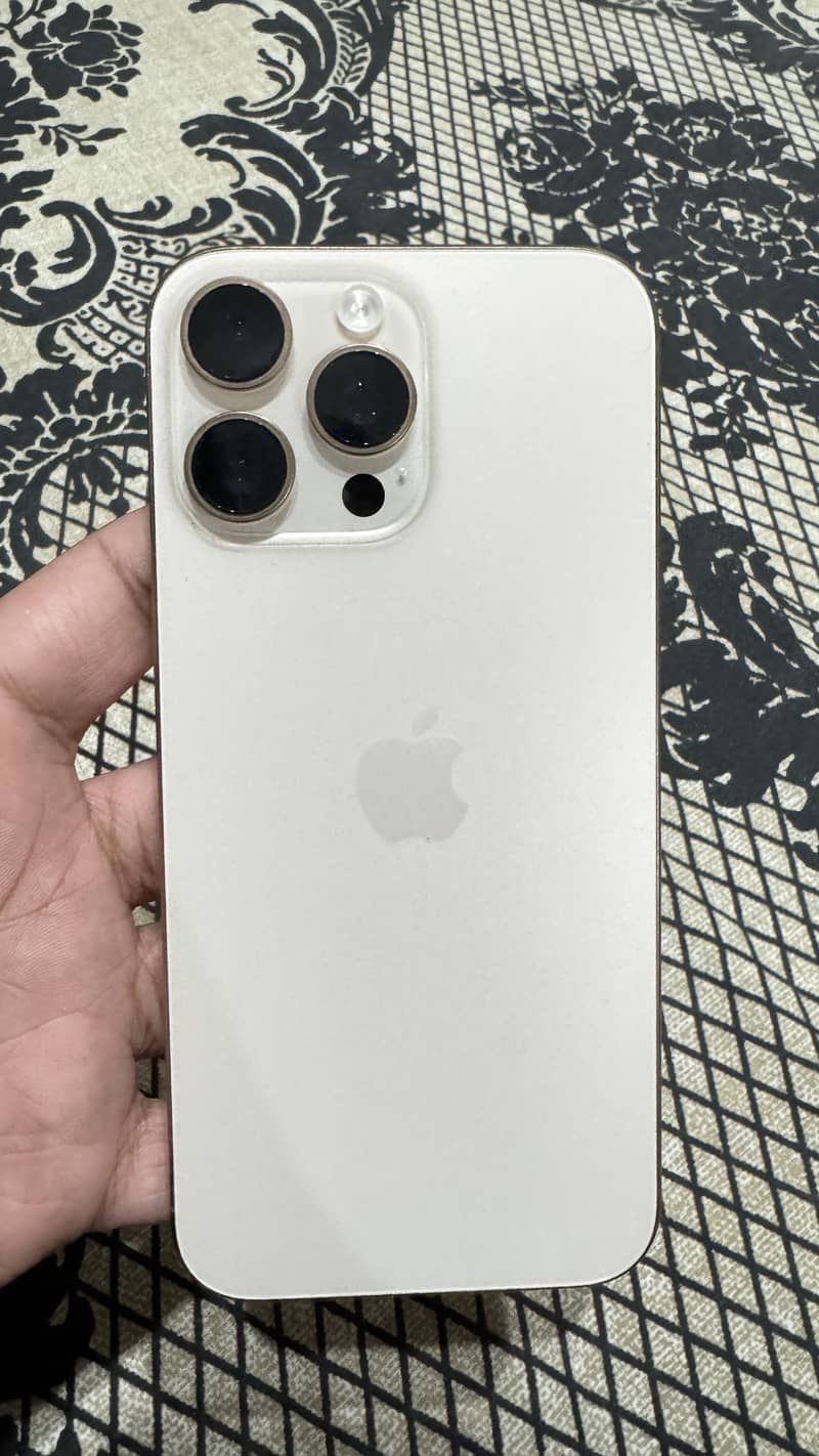 Apple iPhone 16 Pro Max 1