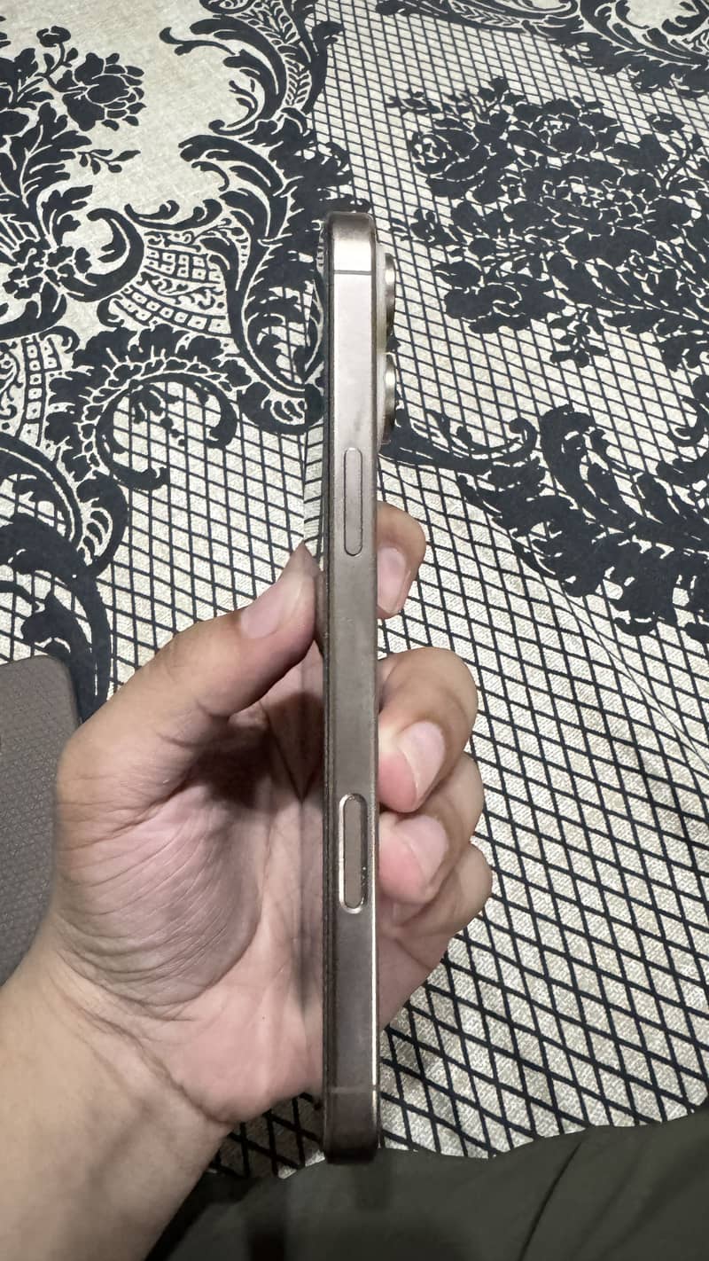 Apple iPhone 16 Pro Max 2