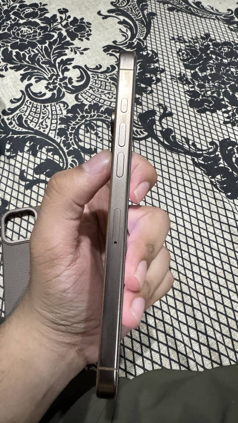Apple iPhone 16 Pro Max 4