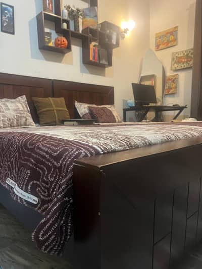 2 single beds with side tables