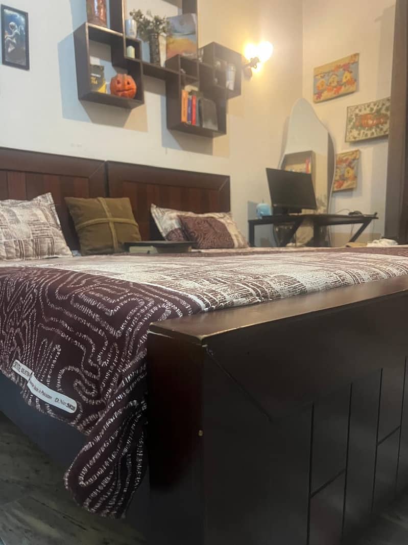 2 single beds with side tables 0