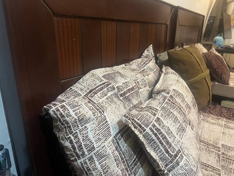 2 single beds with side tables 1