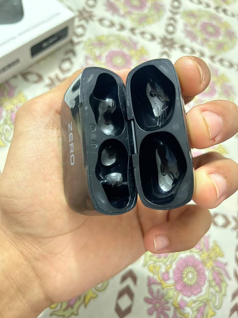 Zero Aura ear buds 10/10 condition 2