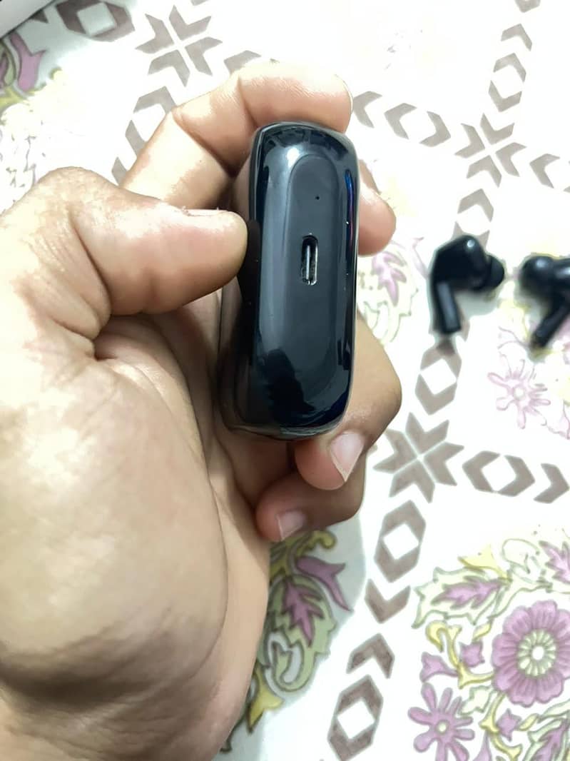 Zero Aura ear buds 10/10 condition 3