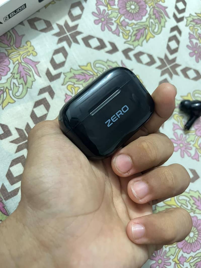 Zero Aura ear buds 10/10 condition 4